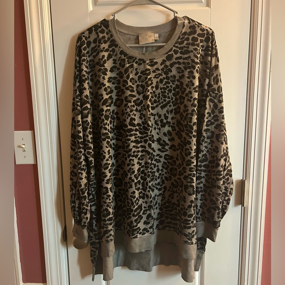 Dantelle Women's Gray & Black Leopard Print Oversized Long Sleeve Pullover Top